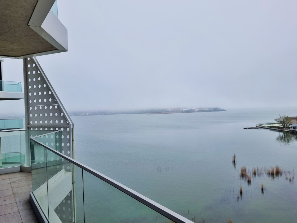 Apartament cu vedere generoas catre lac in complex LakeOn