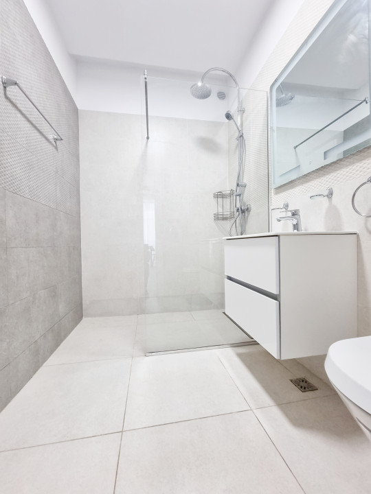 Apartament cu vedere generoas catre lac in complex LakeOn