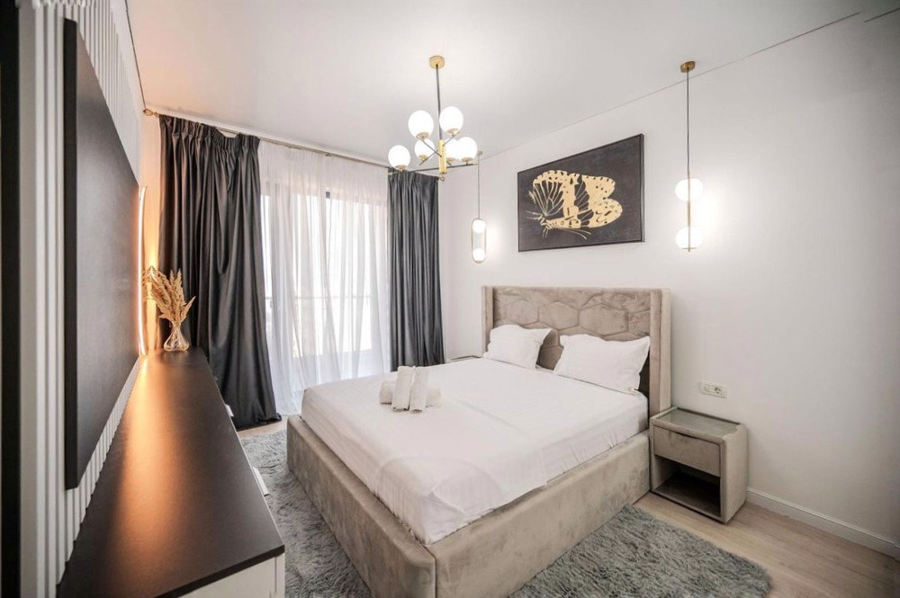 Vedere spre mare, vibe de catalog și o terasă cât un podium de modă.