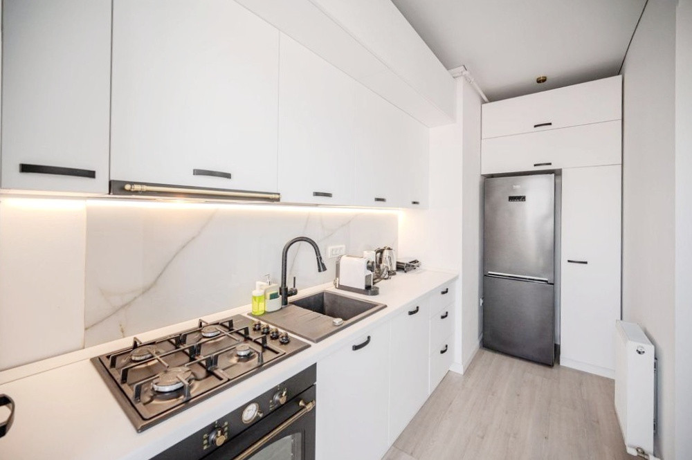 Vedere spre mare, vibe de catalog și o terasă cât un podium de modă.