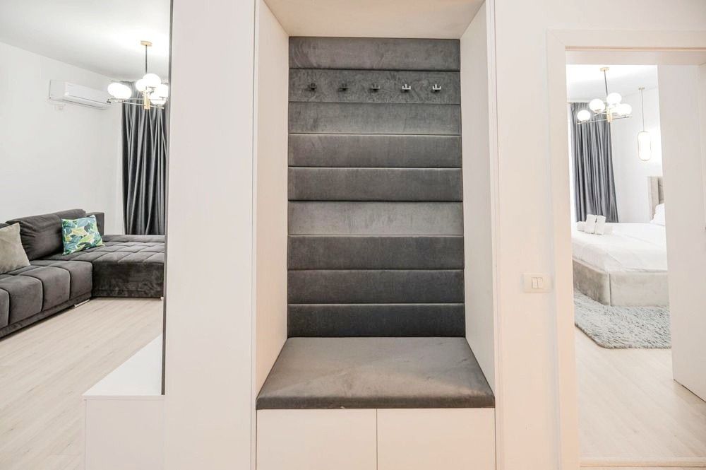 Vedere spre mare, vibe de catalog și o terasă cât un podium de modă.