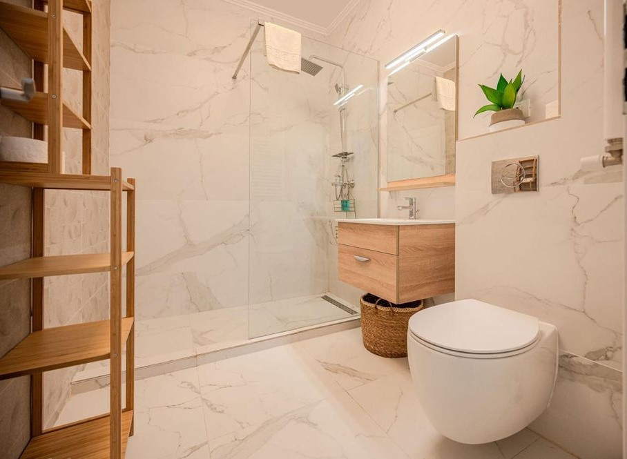 Vedere spre mare, vibe de catalog și o terasă cât un podium de modă.