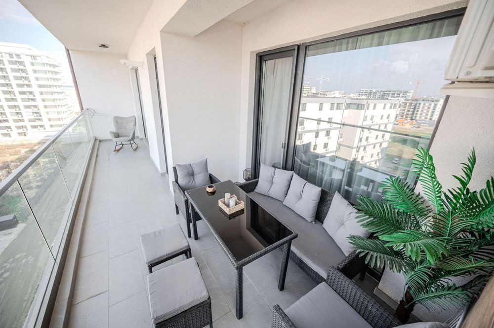 Vedere spre mare, vibe de catalog și o terasă cât un podium de modă.