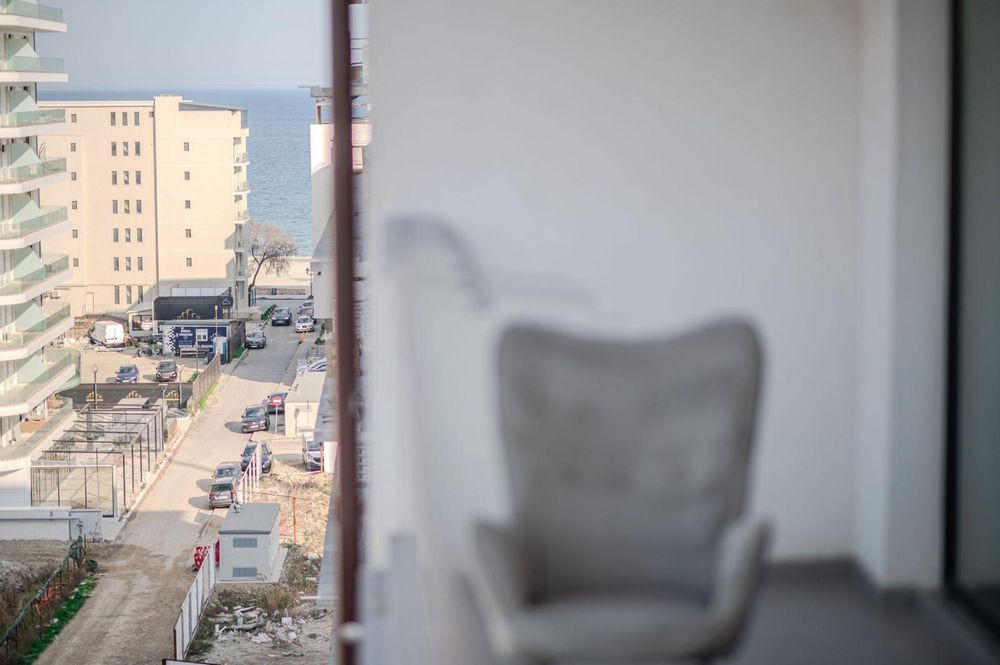 Vedere spre mare, vibe de catalog și o terasă cât un podium de modă.