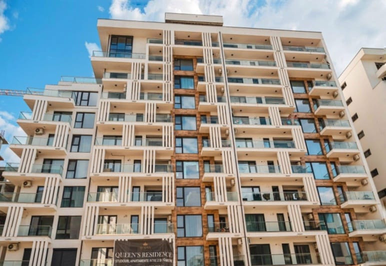 Vedere spre mare, vibe de catalog și o terasă cât un podium de modă.