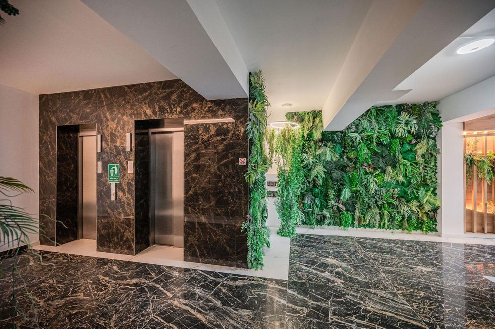 Vedere spre mare, vibe de catalog și o terasă cât un podium de modă.