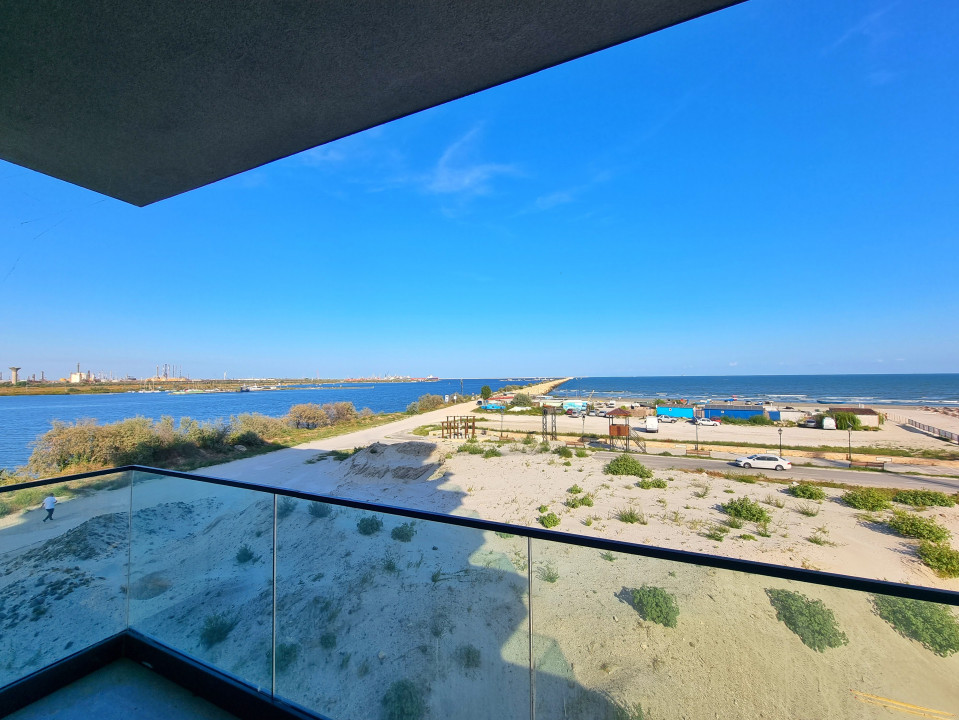 Priveliste frontala la mare, la cativa pasi de nisip