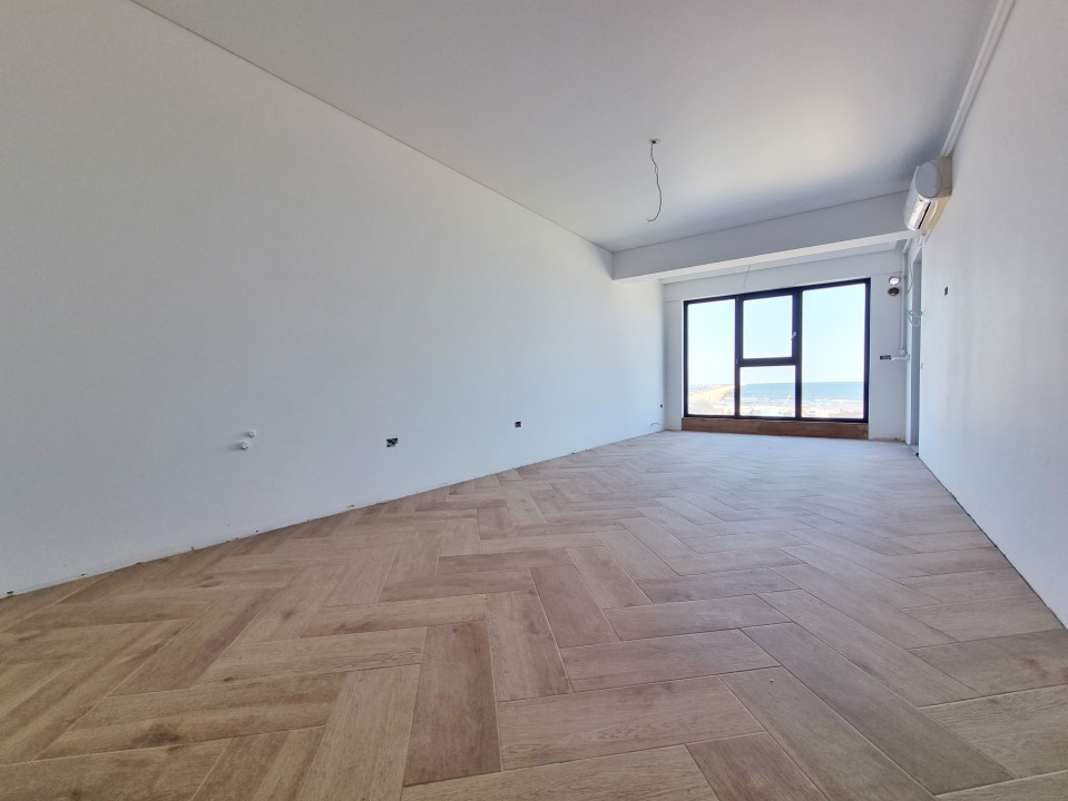 Priveliste frontala la mare, la cativa pasi de nisip