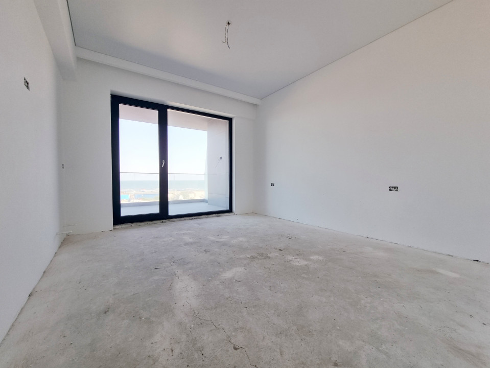 Priveliste frontala la mare, la cativa pasi de nisip