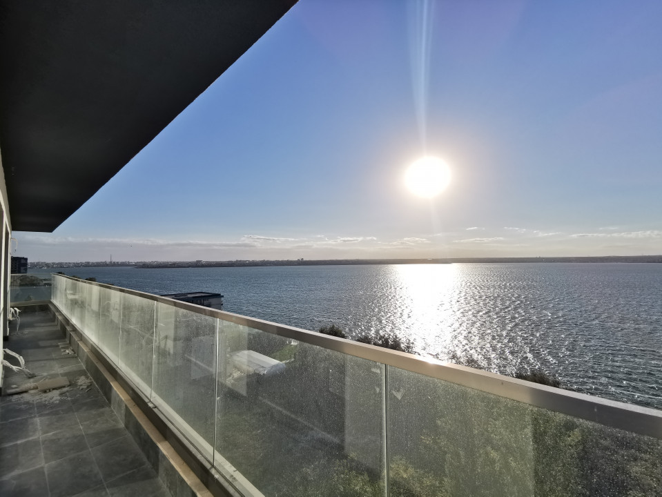 Vedere frontala spre lac in centrul statiunii Mamaia