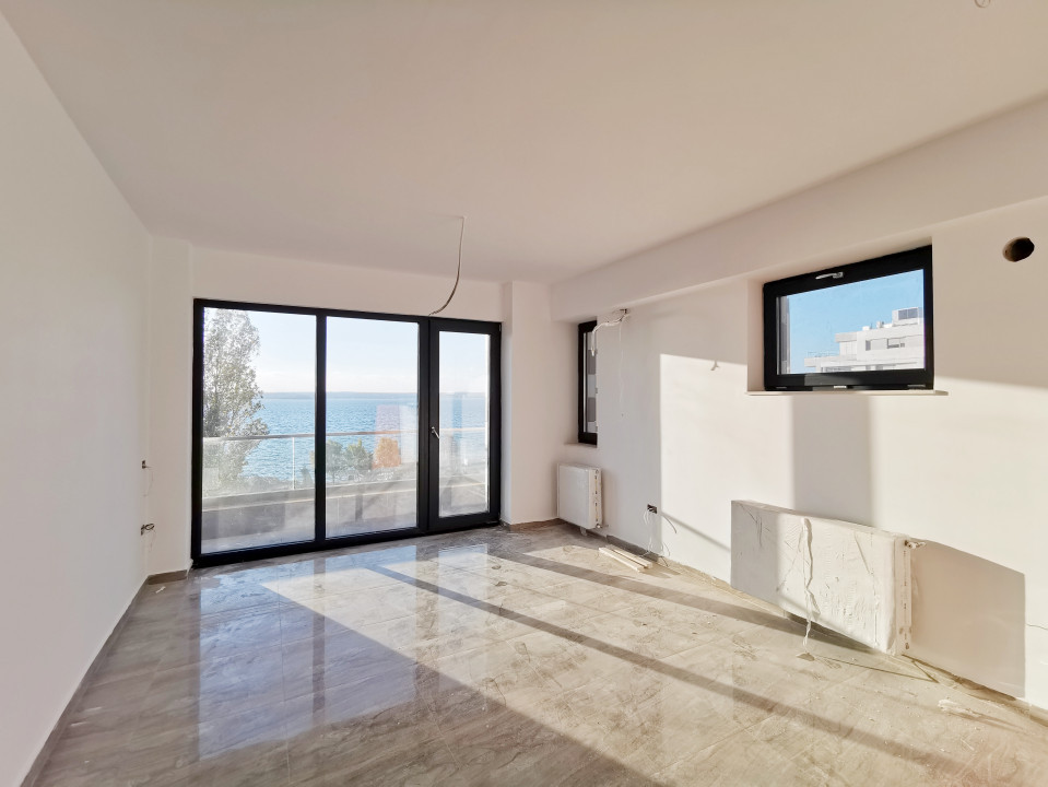 Vedere frontala spre lac in centrul statiunii Mamaia