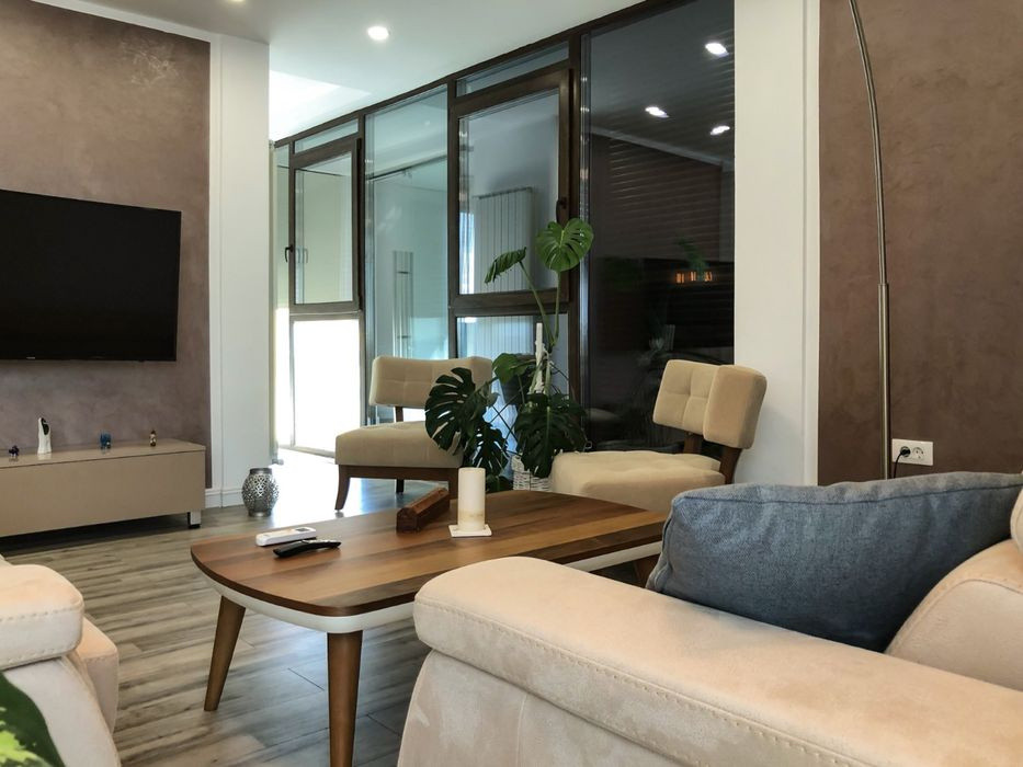 Apartamentul în care bunul gust și lumina naturală s-au mutat împreună.