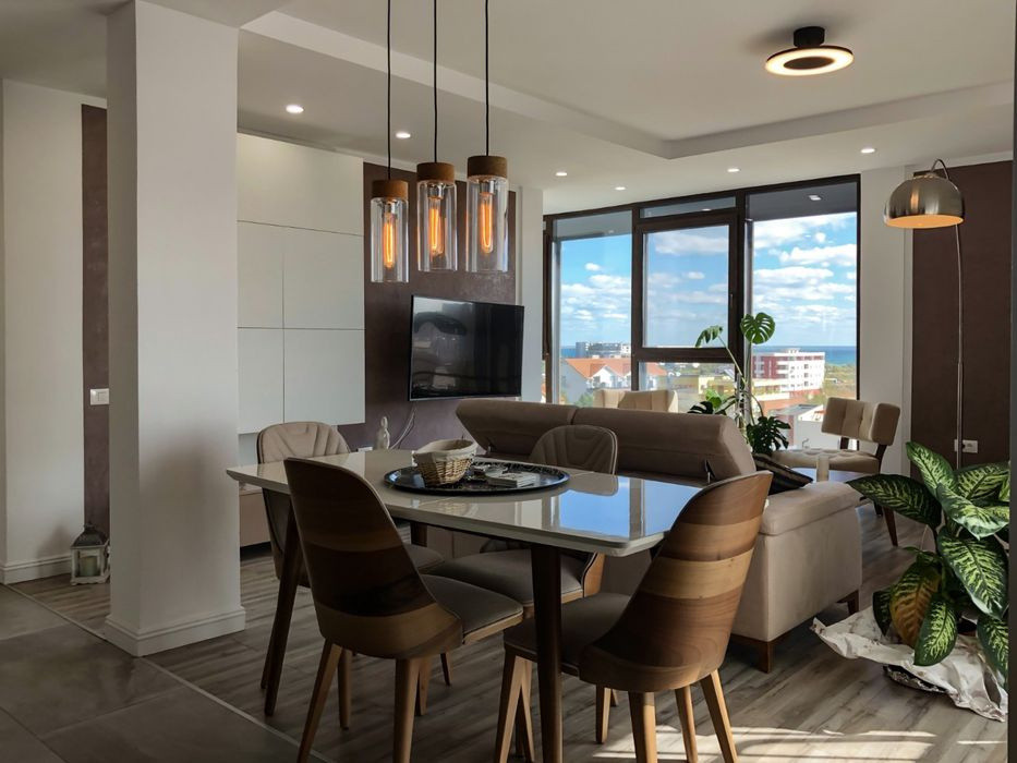 Apartamentul în care bunul gust și lumina naturală s-au mutat împreună.