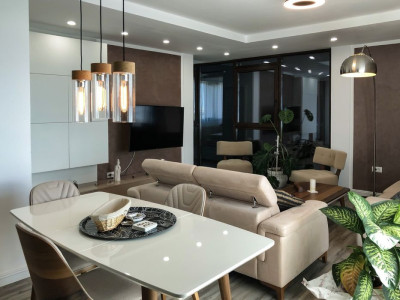 Apartamentul în care bunul gust și lumina naturală s-au mutat împreună.