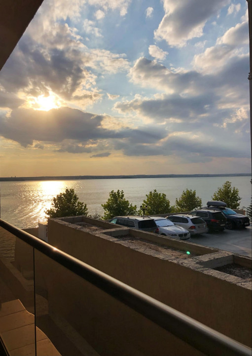 Apartament cu parcare privata si vedere catre lac in centrul statiunii