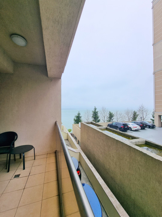 Apartament cu parcare privata si vedere catre lac in centrul statiunii