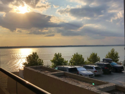 Apartament cu parcare privata si vedere catre lac in centrul statiunii