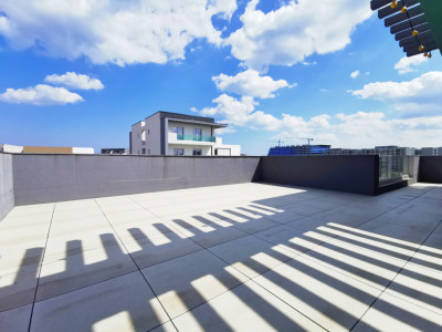 Penthouse cu terasa generoasa, aproape de plaja