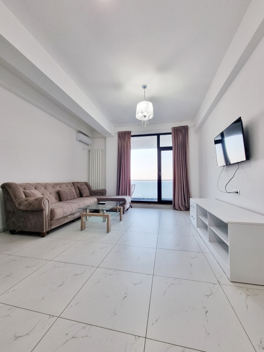 Priveliste frontala la mare, la cativa pasi de nisip