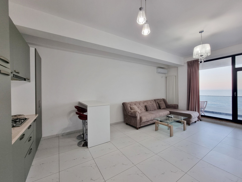 Priveliste frontala la mare, la cativa pasi de nisip