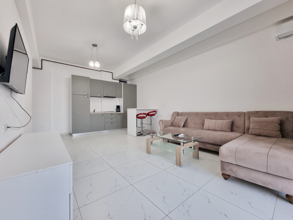 Priveliste frontala la mare, la cativa pasi de nisip