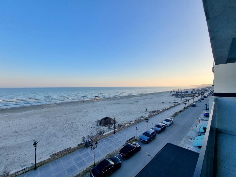 Priveliste frontala la mare, la cativa pasi de nisip