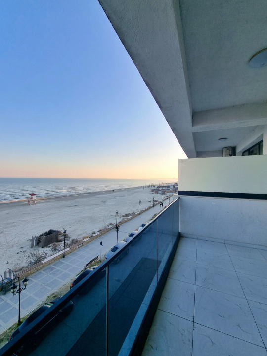 Priveliste frontala la mare, la cativa pasi de nisip