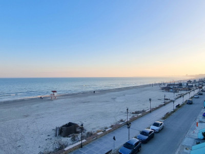 Priveliste frontala la mare, la cativa pasi de nisip