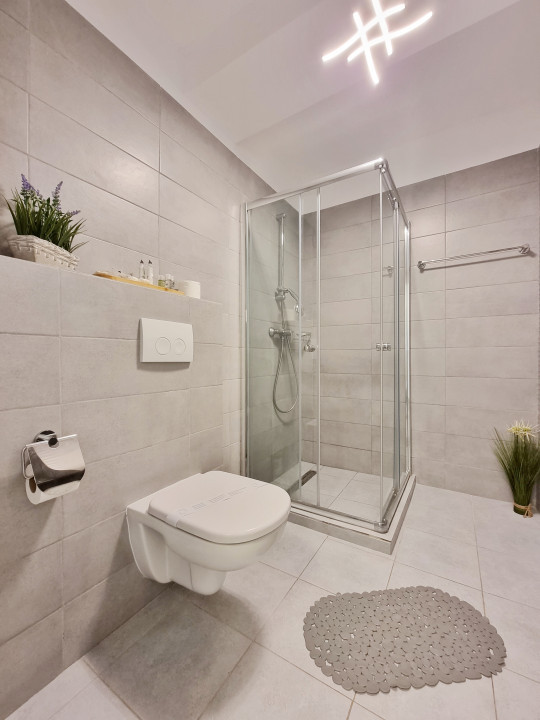 Studio cu parcare privata si priveliste catre ape in complex Casa del Mar