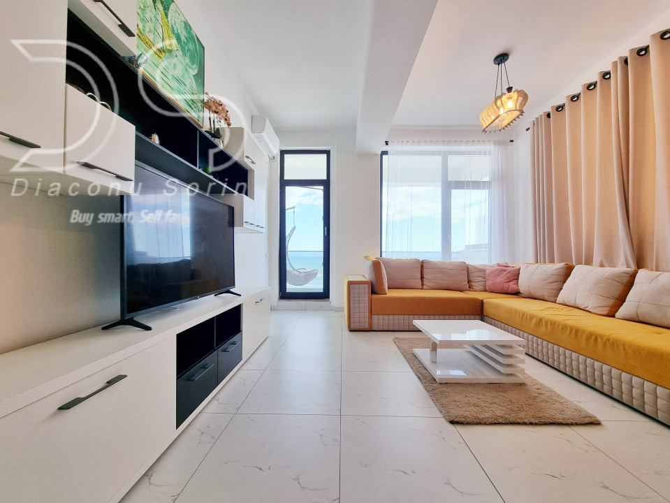 Priveliste frontala in primul rând la mare.