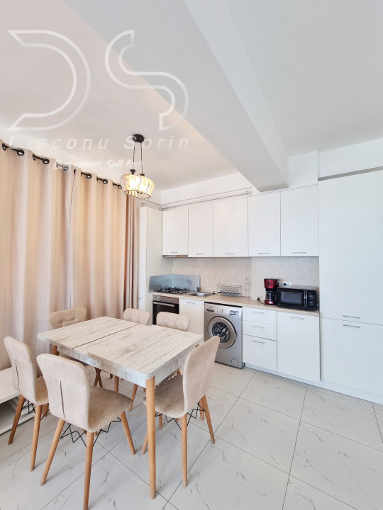 Priveliste frontala in primul rând la mare.