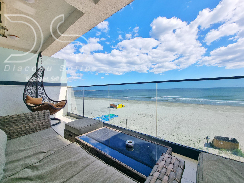 Priveliste frontala in primul rând la mare.