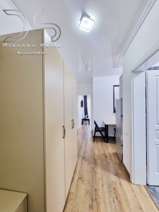 Apartament cu 2 camere și un balcon cât un hol de hotel