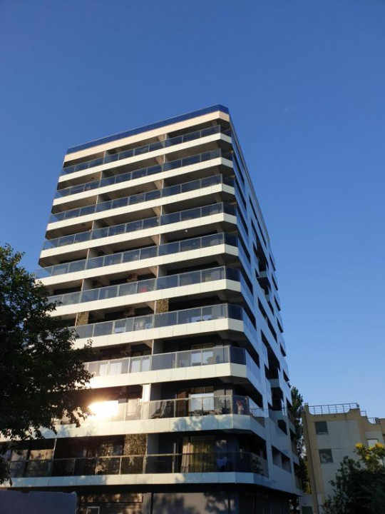 Apartament mare recompartimentat in doua spatii locative